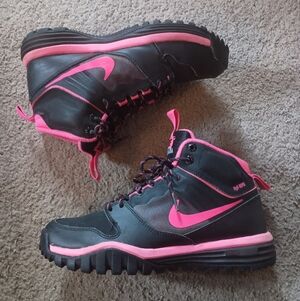 Nike H20 Repel Girls Boots Size 6Y Black Pink PRE-OWNED WOMEN'S SIZE 7.5